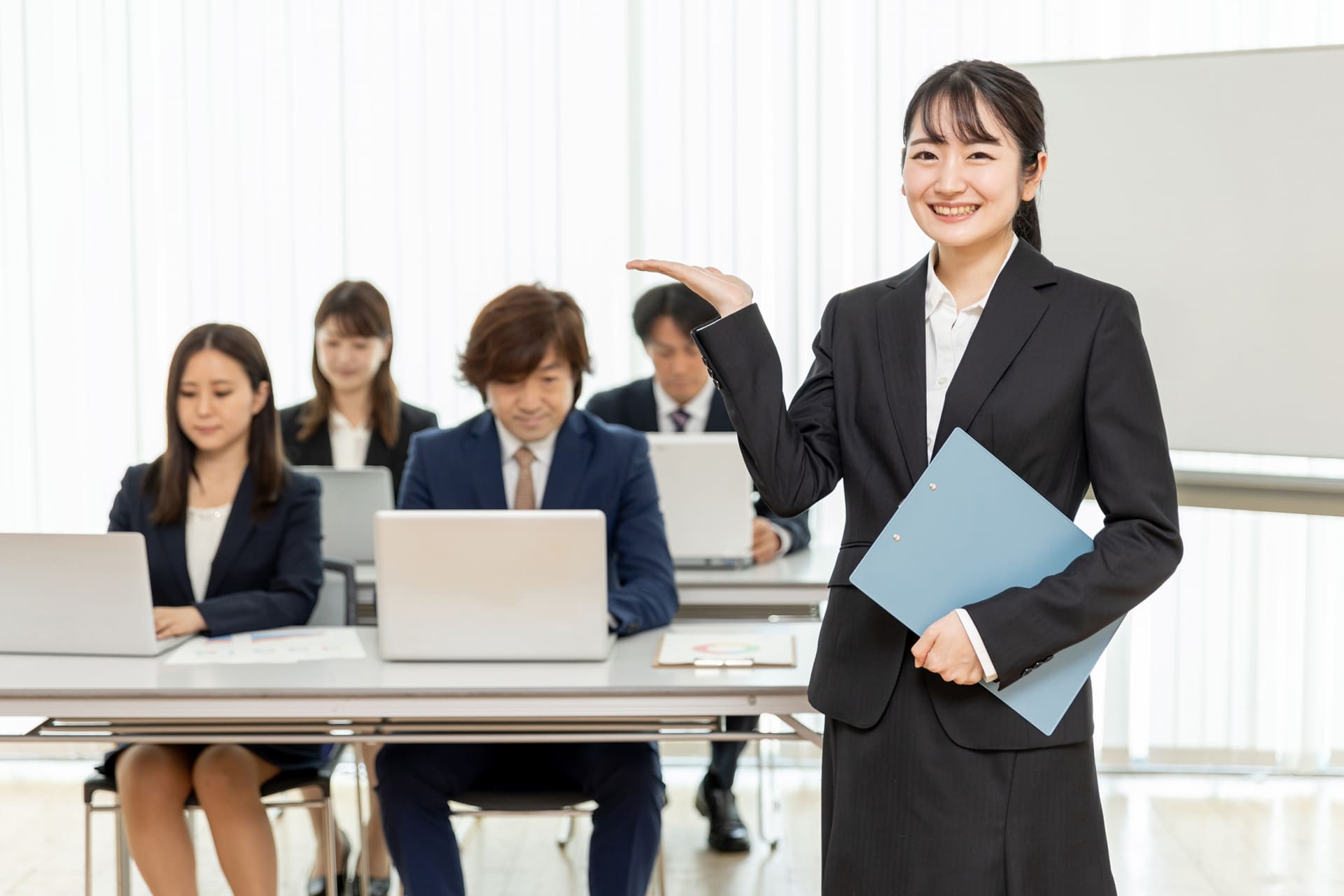 従業員が迷わず準備・提出できるように案内する